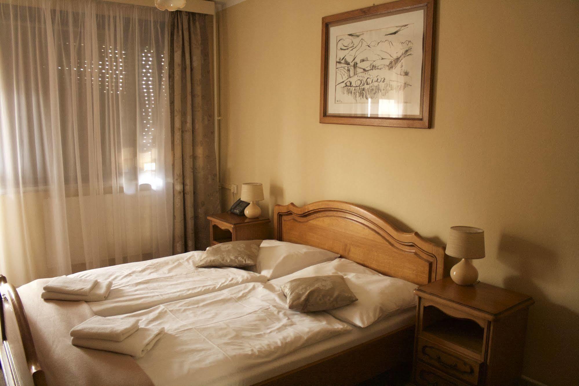 Hotel Satelit Piest'any Ngoại thất bức ảnh
